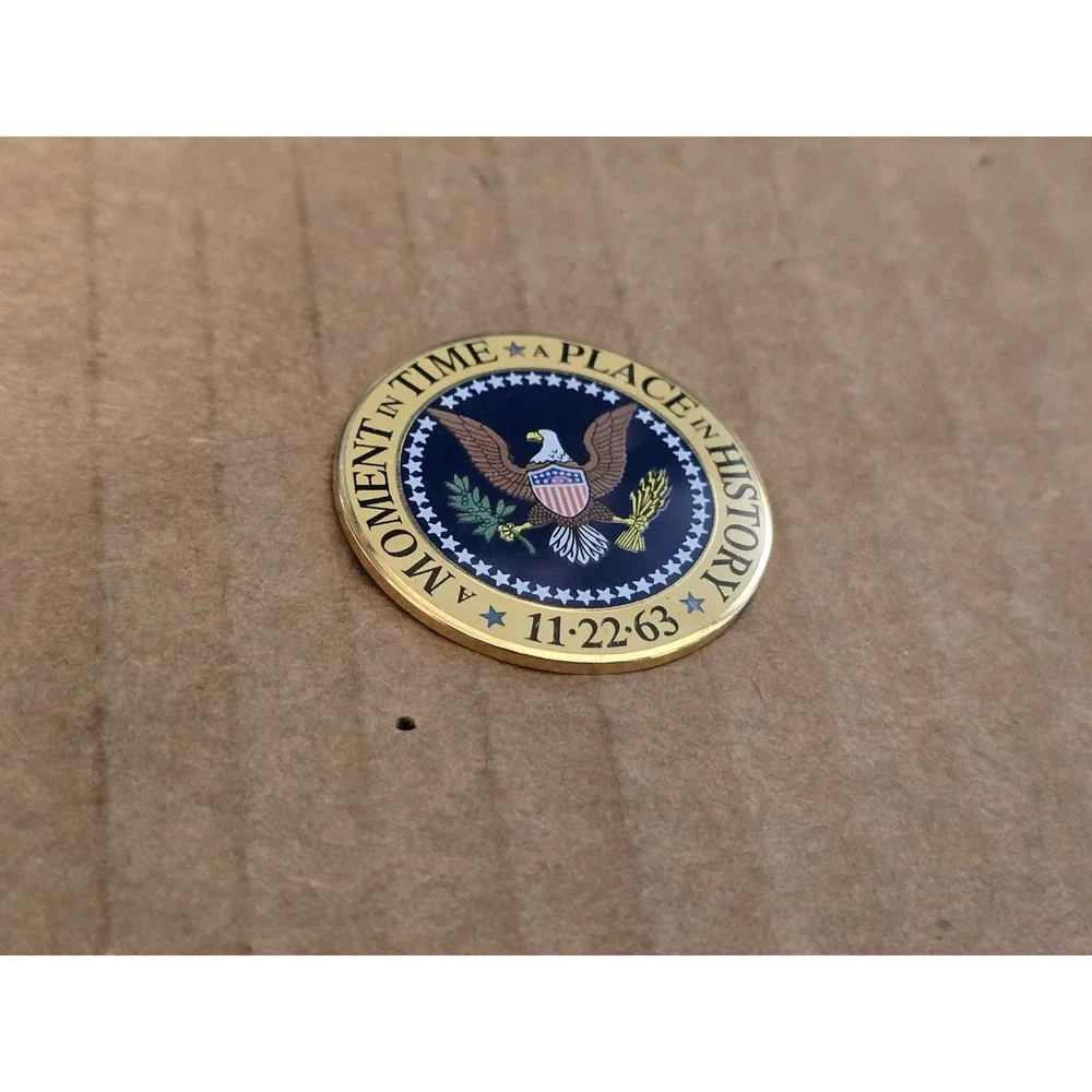 A Moment In Time A Place In History 11-22-63 JFK Memorial Lapel Vest Hat Pin I2